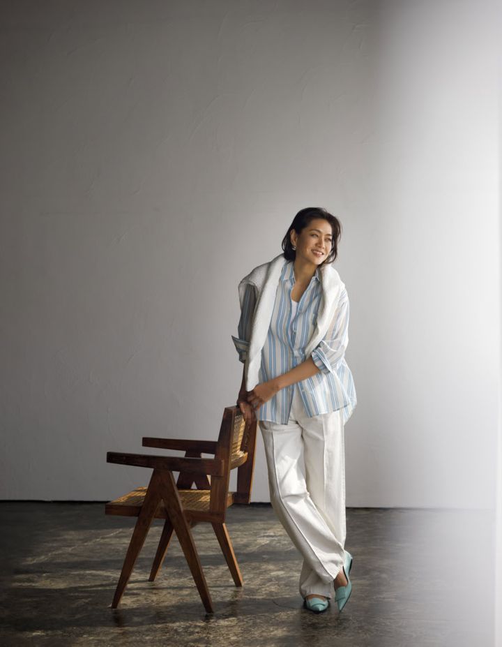 シャツ¥104,500／アッシュ（コロネット）、肩にかけたニット¥64,900、パンツ¥53,900／ともにドゥロワー（ドゥロワー 青山店）、タンクトップ／スタイリスト私物、ピアス¥47,300／ウノアエレ シルバーコレクション（ウノアエレ ジャパ ン）、靴¥115,500／セルジオ ロッシ （セルジオ ロッシ ジャパン カスタマーサービス）