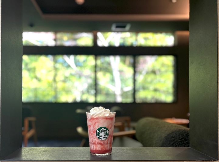 「スターバックス ストロベリー フラペチーノ®」tall 678円（持ち帰り）、690円（店内利用）