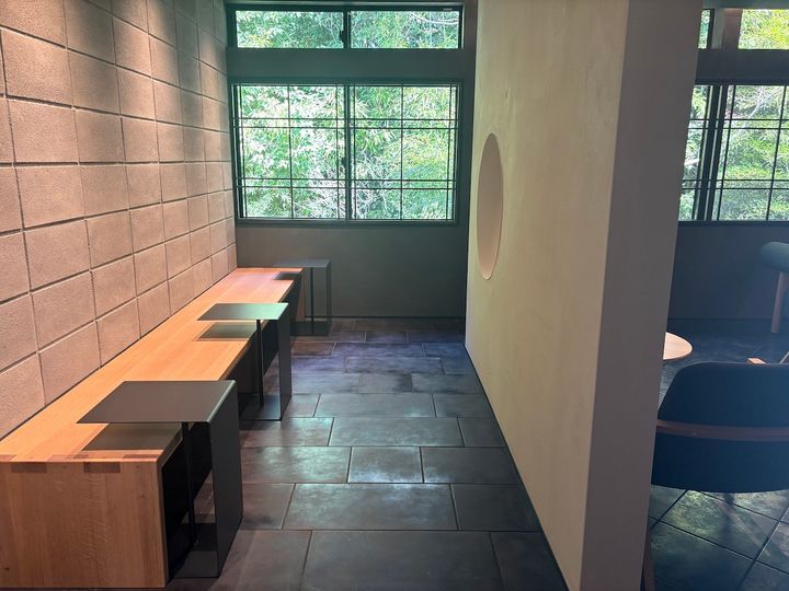 「応接間」前のベンチ席