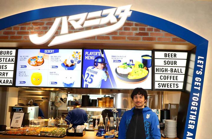 画像: 球団直営店舗「ハマニスタ」の前にて。1F直営飲食店舗担当の横浜DeNAベイスターズ 興行事業本部 飲食部 企画・店舗運営グループの萬年秀平さん