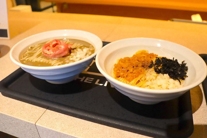 画像: 横浜や菊名、都内に店舗を構える「麺処 にぼし香」では、「ベイスターズコラボ 煮干のがっつりまぜそば」などを提供