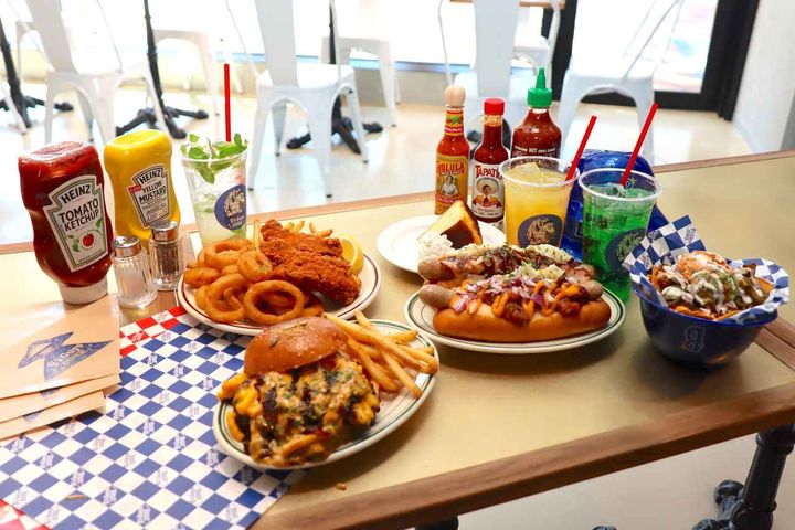 画像: ハンバーガー、ホットドッグ、ベイスターズのヘルメット容器に入った限定コラボナチョス、観戦にピッタリなお手軽フードがそろうアメリカンスタイルのハンバーガーショップ「Y’s Guys DINER」