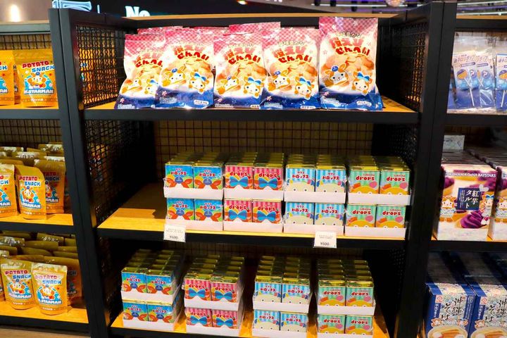 画像: おみやげにも最適なお菓子もラインナップ充実！ （今年のおすすめは）「ベイスターズのサクマドロップスです。『THE LIVE』オープンに合わせて一新したパッケージもかわいらしいですし、認知度も高いアイテムなので非常に人気が出るんじゃないかなと思っています」（鹿内さん）