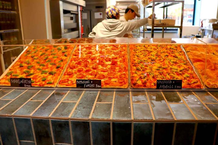 画像: 横浜のピザの名店「ヘクトパスカル」監修の新ブランド「PIZZA ザーザーザン」では、片手で食べやすい四角いピザ常時6種類を提供 ※メニューは季節によって変更