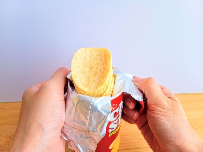 ポテチを最高に楽しくする〈パーティ開け〉の決定版3選。マスターすれば盛り上がること間違いなし♡