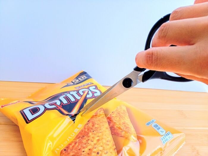 ポテチを最高に楽しくする〈パーティ開け〉の決定版3選。マスターすれば盛り上がること間違いなし♡