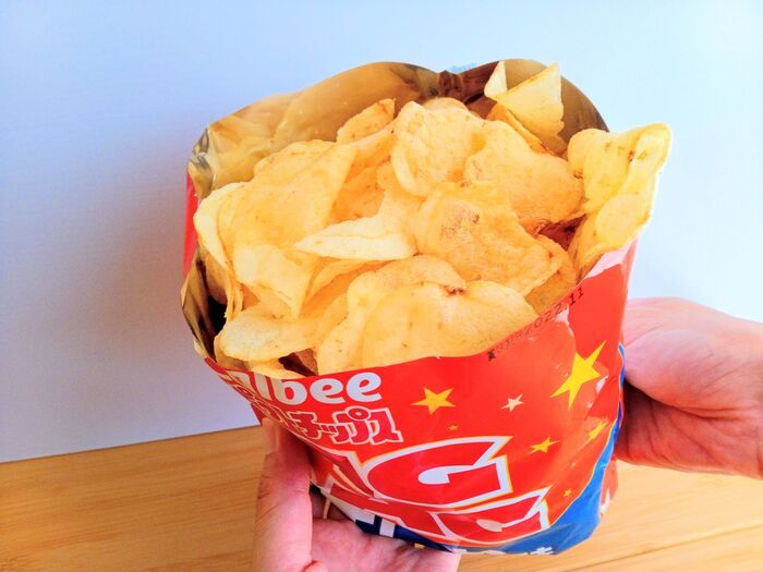 ポテチを最高に楽しくする〈パーティ開け〉の決定版3選。マスターすれば盛り上がること間違いなし♡