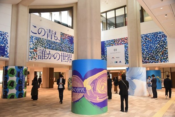 麻布台ヒルズの神谷町駅前広場にて、“青”がテーマの多数のアートワークを展示 撮影：ソムタム田井