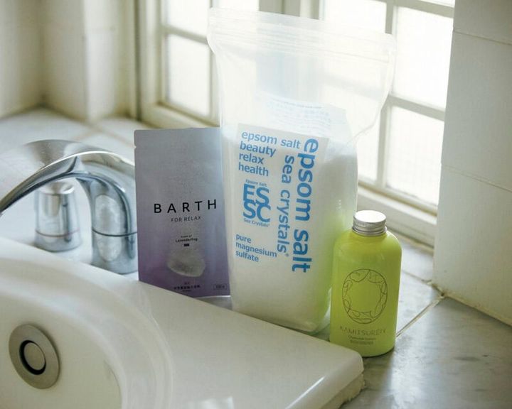 左：重炭酸イオンの温浴効果で、疲労回復。薬用中性重炭酸入浴剤RELAX LavenderFog［医薬部外品］9粒入 1144円（BARTH） 中：瀬戸内海で抽出されたミネラル100％でできており、温浴だけでなく筋肉疲労を和らげ、肌もサラサラに。シークリスタルス エプソムソルト 2.2kg 1236円（EPSOM＆CO） 右：自社農園の長野県池田町をはじめとした国内で栽培。カミツレエキス100％で芯から温める。華密恋薬用入浴剤［医薬部外品］400mL 2640円（SouGo）