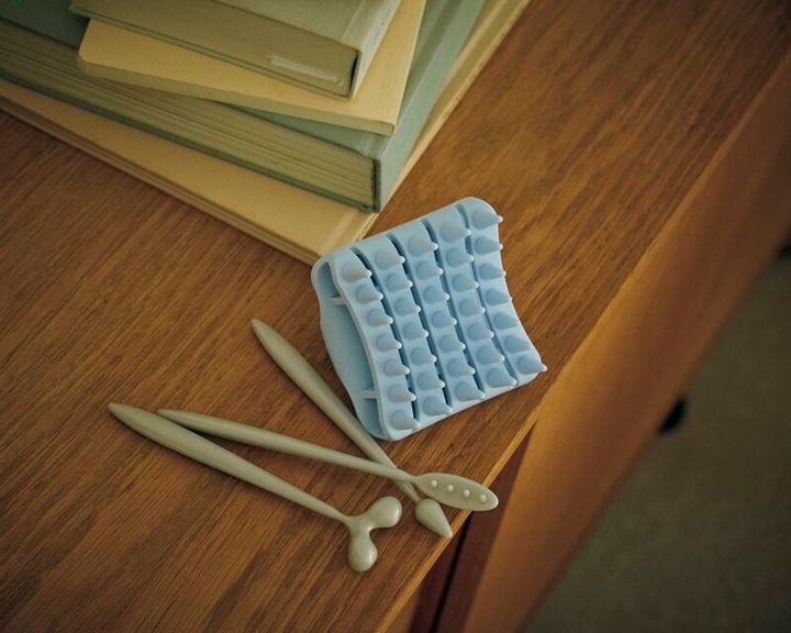 左：生え際をリズミカルに押すだけで自律神経にアプローチ、眉周辺にあてれば目の疲れにも。“ささない整顔バリ”3ステップセット 9900円（KAOYOMI） 右：頭皮にフィットするやわらかなブラシで、ツボを刺激しながらもみほぐす。マペペ シリコーンスカルプブラシ 1320円（シャンティ）