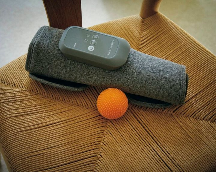 上：手もみのような心地よさでふくらはぎをマッサージすれば、血行が促進。1日の疲れやむくみも和らぐので、お風呂上がりのルーティンにしたい。ふくらはぎゅ 5940円（アテックス） 下：米国生まれのセルフケアボール。足裏や手のひらに心地よい刺激を与え、神経にアプローチ。イグナイトニューロボール 7700円（ナボソ／プロティア・ジャパン）