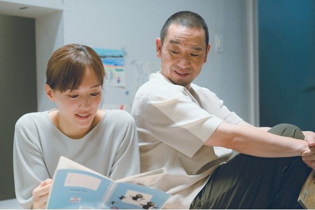 【写真を見る】夫婦らしく寄り添う音々(綾瀬はるか)と健介(大悟) [c]2026フジテレビジョン・ギャガ・東宝・AOI Pro.