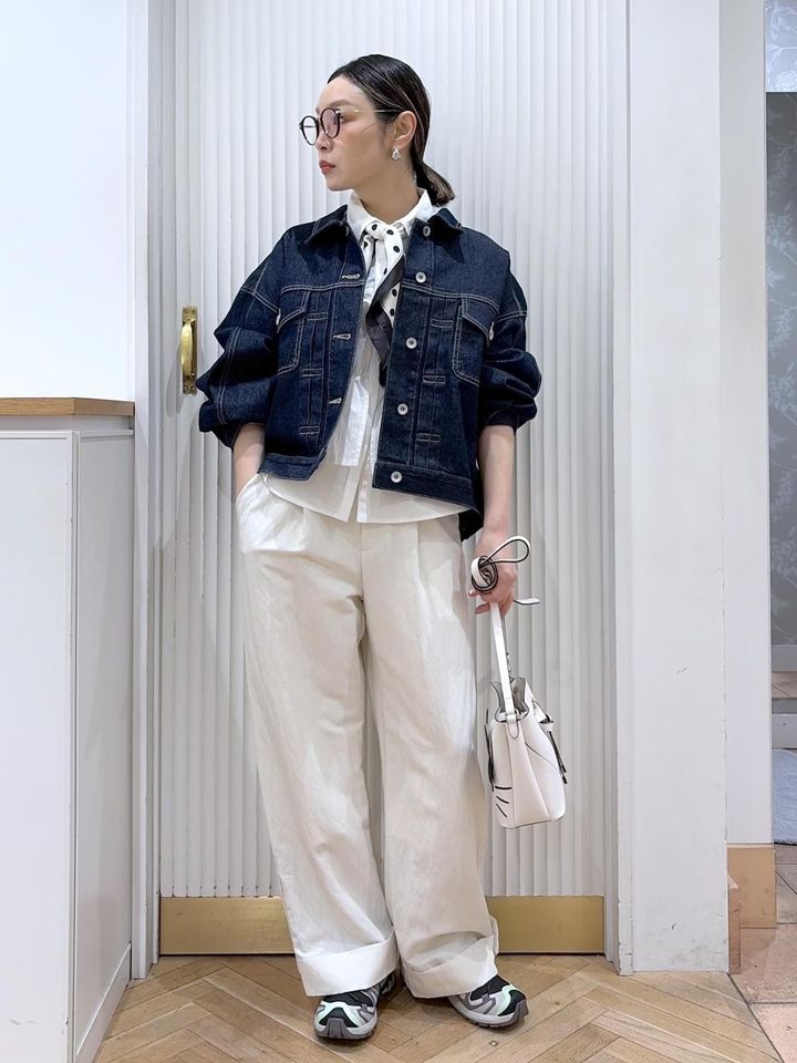 ドット柄スカーフを襟下でタイのように結んで