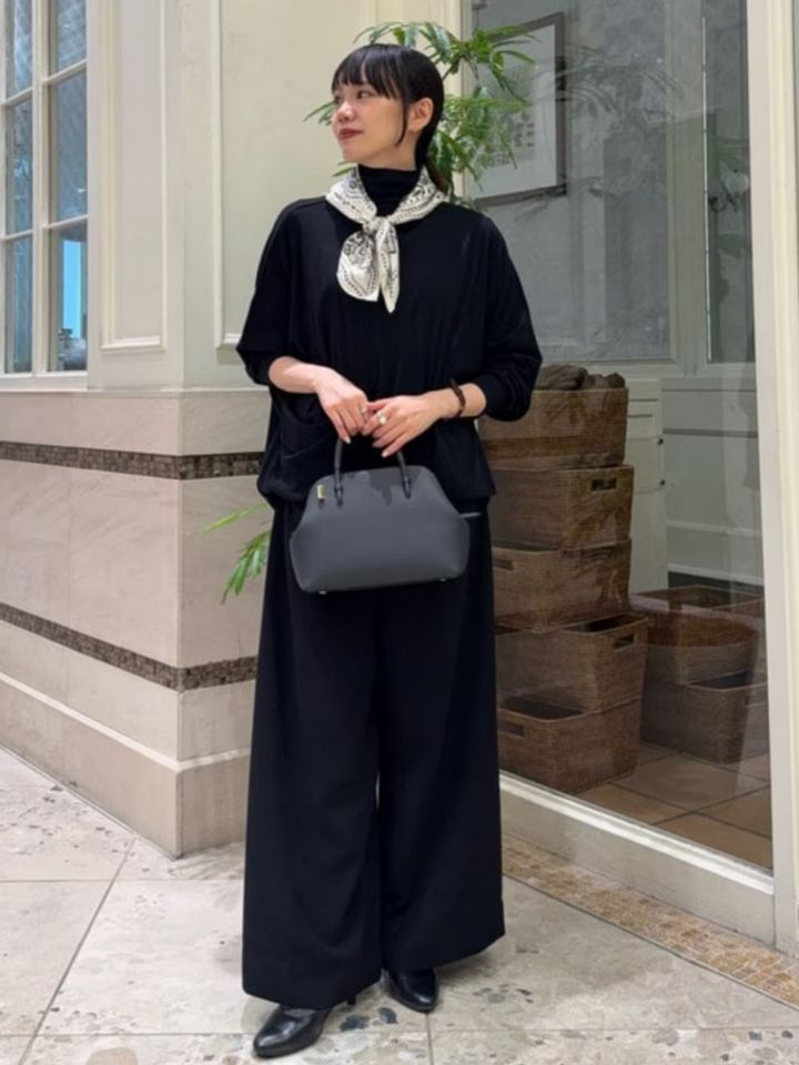 オールブラックコーデのポイントで目線をアップ