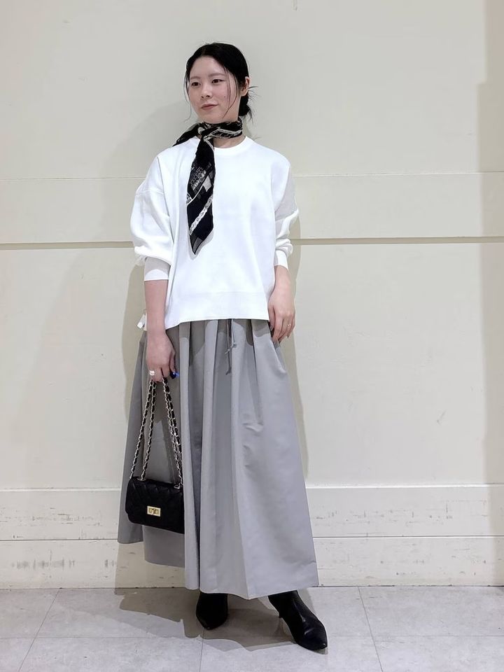 モノトーンコーデに黒スカーフでアクセントを