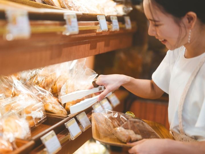 【管理栄養士が回答】パンは太ると言われがちですが、選び方や食べ方次第でダイエット中でも取り入れることは可能です。太りにくいパンの選び方と、食べるときの注意点を解説します。（※画像：Shutterstock.com）