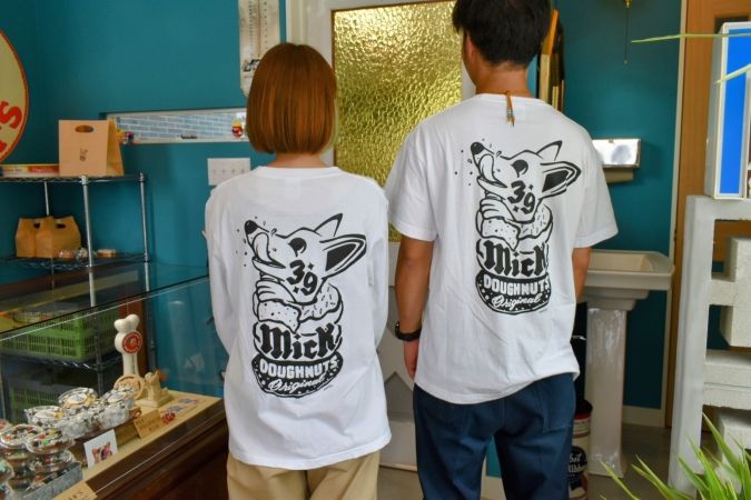 お店オリジナルのミックTシャツを着る三浦夫妻