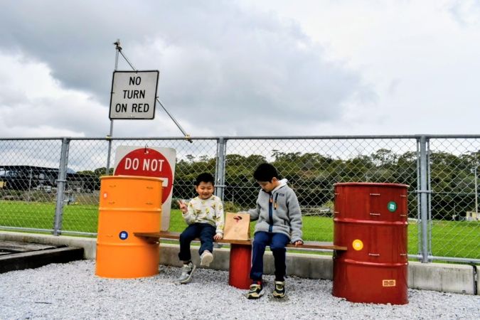 『Mick DOUGHNUTS（ミックドーナツ）』 お店の外に設置されたベンチスペース