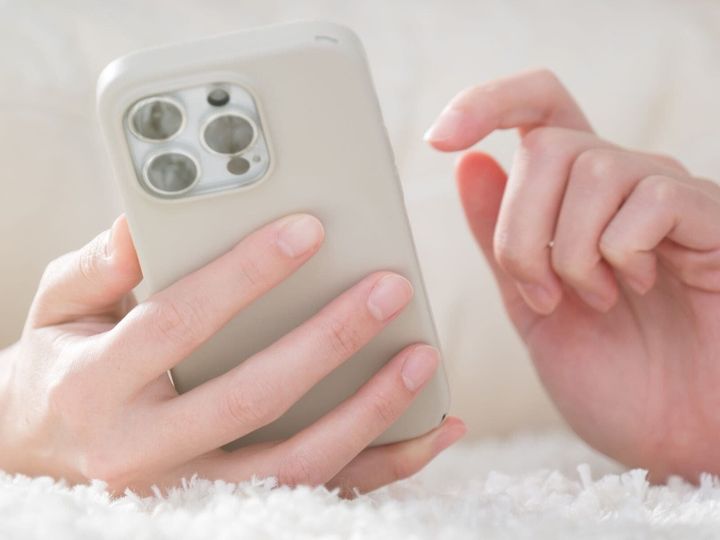 【脳科学者が解説】SNSの理想と現実のギャップで自分を追い込んでいませんか？ 心が疲れるメカニズムと、脳に過度なストレスを与えないための考え方について、分かりやすく解説します。（※画像：Shutterstock.com）