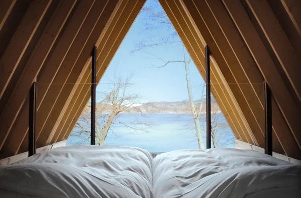 【長野県大町市】ヴィラ「Lakeside villa SUI HAKUBA」の客室に、昭和西川の羽毛ふとんと枕を採用