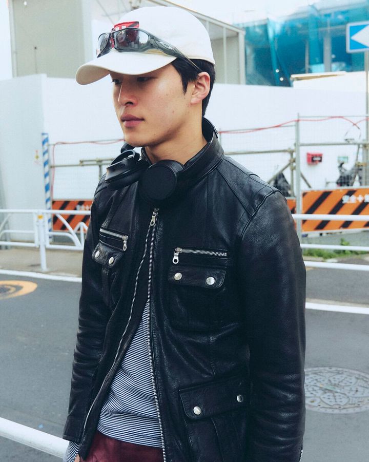 【スナップ】ズボンの裾をアシンメトリーにたくし上げてブーツに視線集中