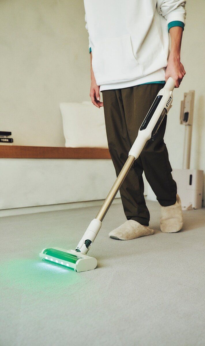 エディオンのスティック掃除機『e angle ダストステーション付きクリーナー』