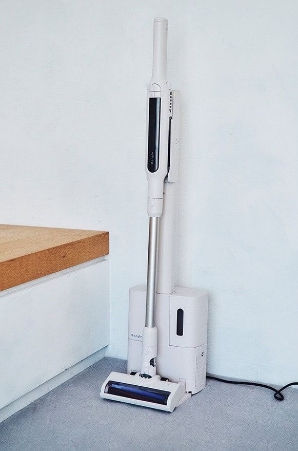 エディオンのスティック掃除機『e angle ダストステーション付きクリーナー』