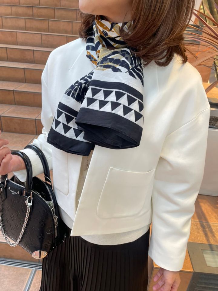 「ストールも『ブラーノ』のもの。シルク素材でコーデにプラスするだけでエレガントな雰囲気にしてくれます」