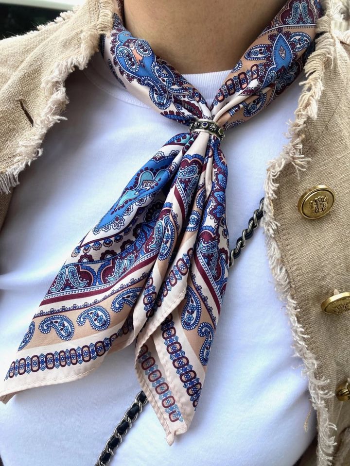 「繊細な柄のスカーフで首回りをアレンジ。ジャケットとも相性バッチリで、顔まわりがほどよく映えるポイントに」