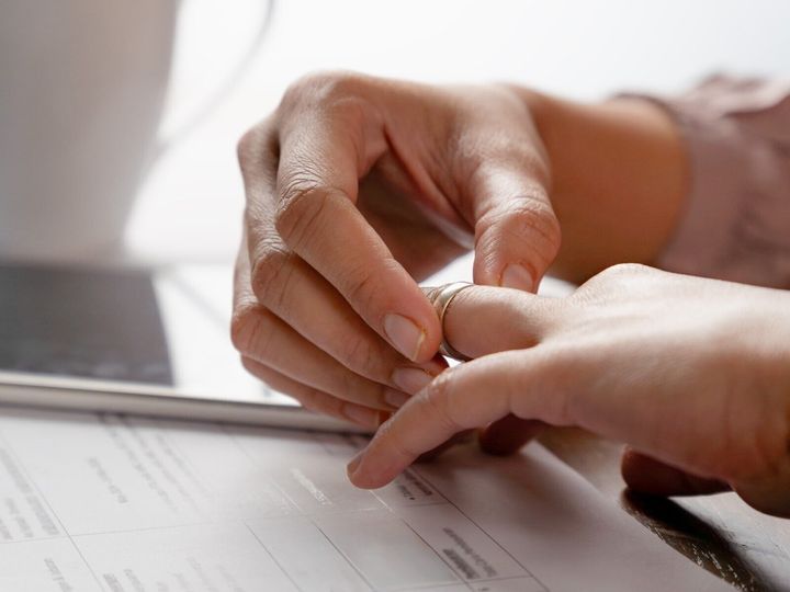 「気づけば関係が冷えていた」「何を話せばよいのか……」熟年離婚を経験した夫婦の多くが口にする後悔から学ぶ、今からでも始められる夫婦関係の立て直し方を紹介します。※画像：Shutterstock.com