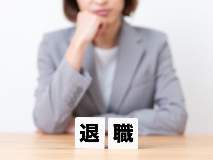 「職場がつらい」「会社を辞めたい」と感じていても、退職すべきか判断するのは難しいもの。この先後悔しないために、“人生”というスケールでみたときに「辞めるべき会社」の特徴を4つお伝えします。※サムネイル画像：PIXTA