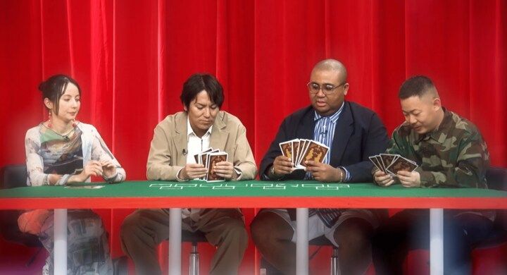 【映像】クオリティが高すぎる美人キャバ嬢の“キラキラ”トレカ