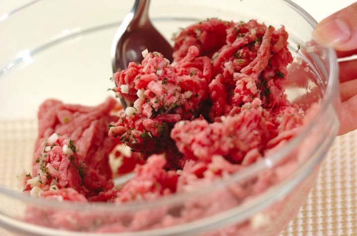 お肉ゴロゴロ！簡単本格ボロネーゼの下準備1