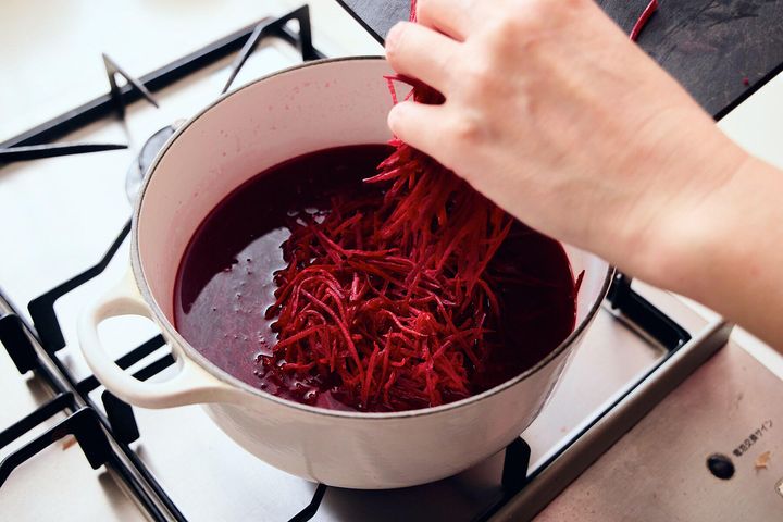 ビーツとディルを鍋に加える