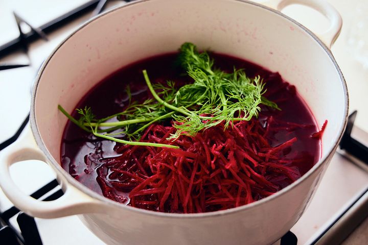 ビーツとディルを鍋に加える