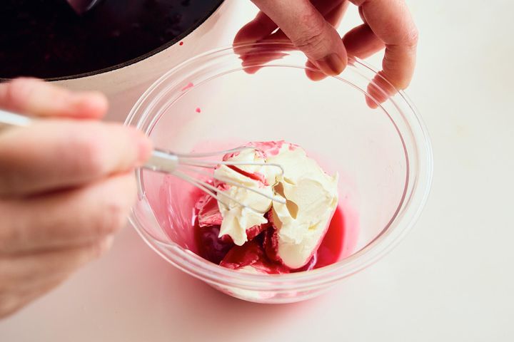 サワークリームをのばす