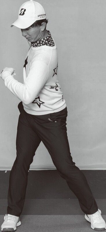 「右ヒザを曲げたまま」は間違い？バックスイングの正解は？