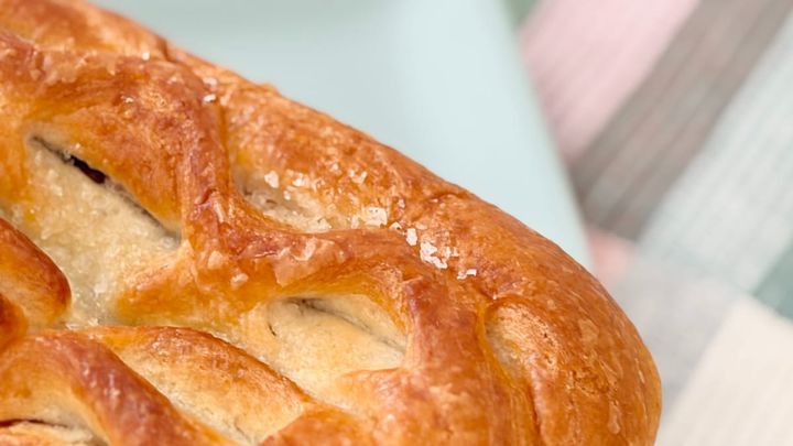 もっちりとした生地の中には大量の……【セブン】に濃厚風味の新作パン