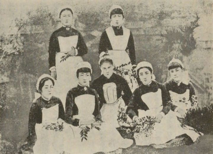 「桜井女学校の看護婦生徒とアグネス・ヴェッチ」の写真、前列右から2番目が大関和