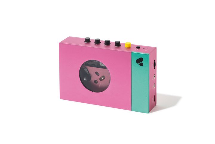 ポップな配色のアルミニウム製ボディに、Bluetoothと充電式バッテリーを搭載したカセットテーププレーヤー。