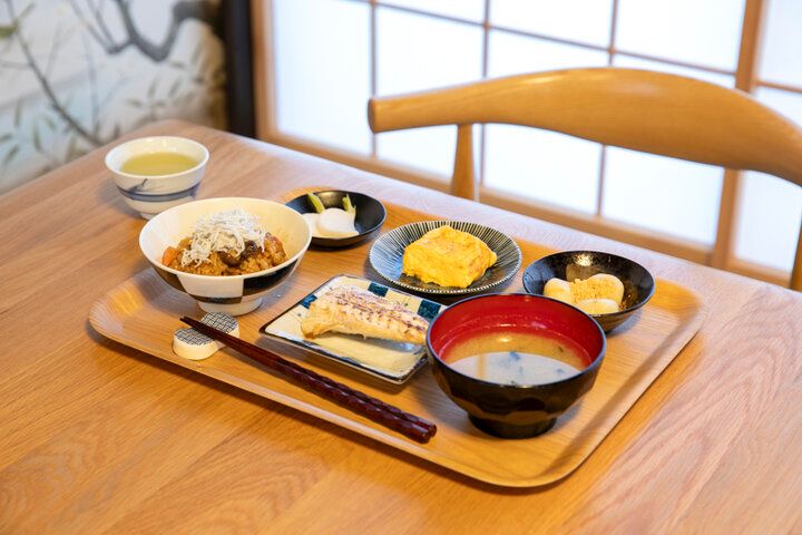 朝一番に「朝ごはん屋楽庵」へ。鎌倉の古民家で玉子焼きとシラスごはんの和定食