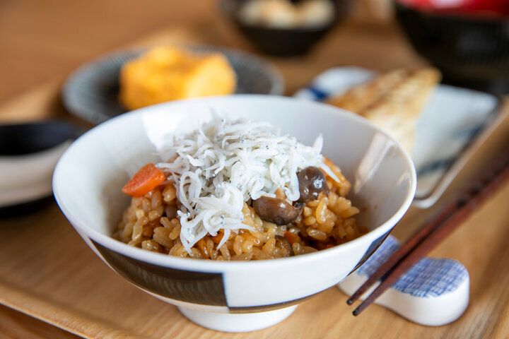 朝一番に「朝ごはん屋楽庵」へ。鎌倉の古民家で玉子焼きとシラスごはんの和定食