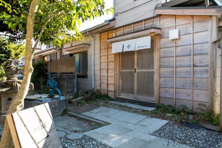 朝一番に「朝ごはん屋楽庵」へ。鎌倉の古民家で玉子焼きとシラスごはんの和定食