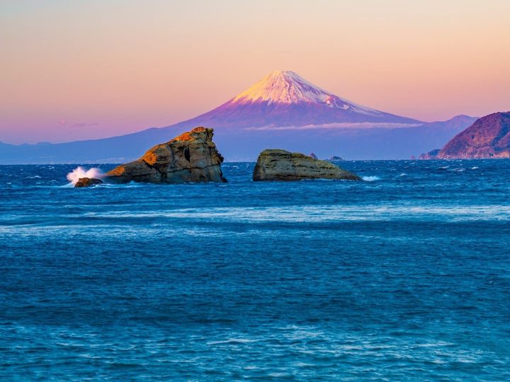 静岡県松崎町にある雲見温泉は、「世界でいちばん富士山がきれいに見える町」として知られる温泉地です。駿河湾越しに望む富士山の絶景と、漁師町ならではの新鮮な海の幸が魅力。濃厚な塩化物泉の良湯と素朴な人情味で、多くの旅行者を魅了し続けています。