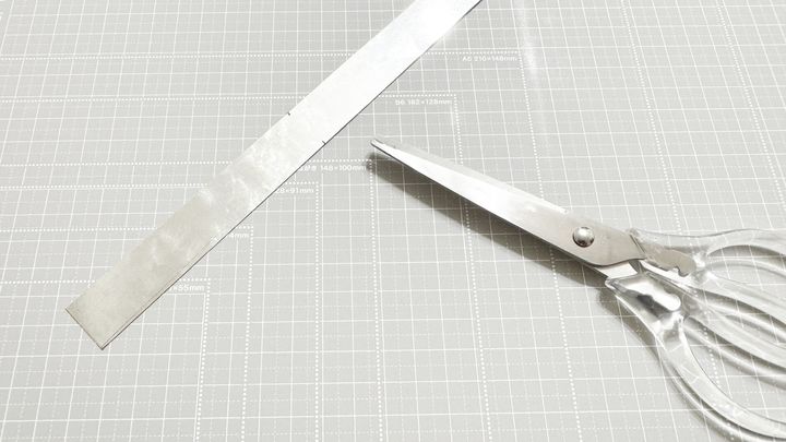 【100均】スチールプレートでDIYが楽しくなる♪カットできるかも検証