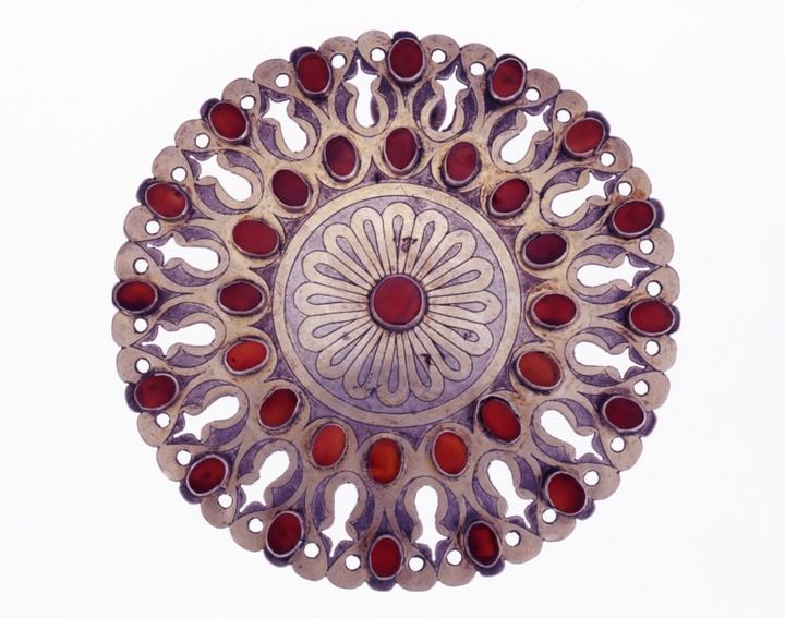 《飾りボタン（グルヤカ）》トルクメン人、ヒワ 19世紀中期 広島県立美術館蔵