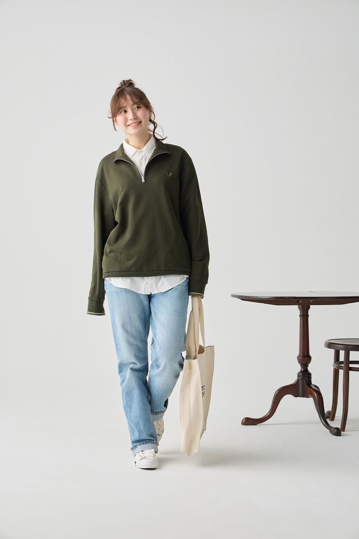 春のラフなジーンズスタイル。白いシャツとスニーカーを合わせて爽やかに【FUDGE FRIEND おしゃれさんの毎日コーディネート vol.677｜RAN】