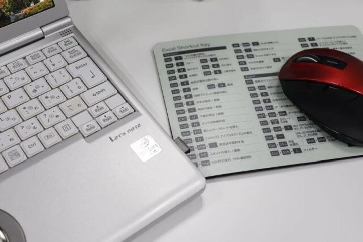 ダイソーのエクセルショートカットキーが載っているマウスパッド