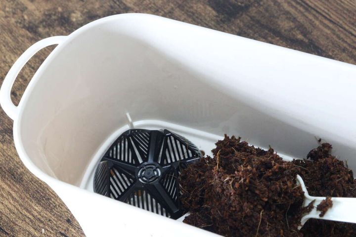 ダイソーのバスケットプランター アイボリーに土を入れる