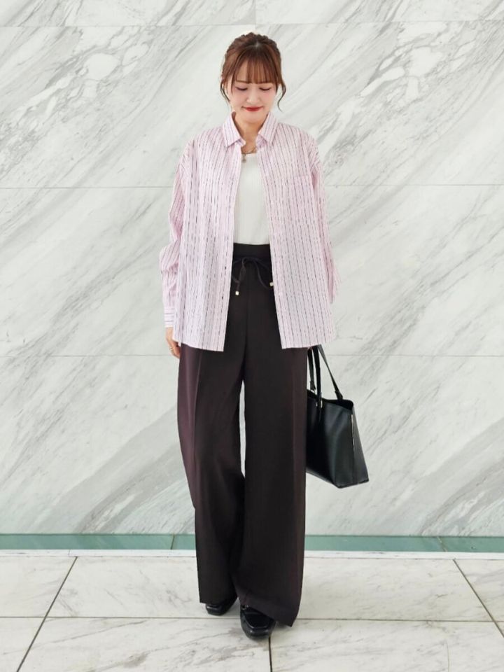 2026春大人女性おすすめシャツ羽織りピンクストライプコーデ